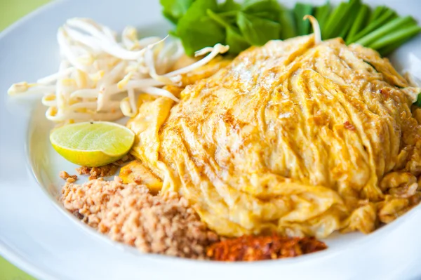 Tayland'ın Millî yemekleri, yumurta, vegetabl ile tavada kızartılmış Pirinç Noodle — Stok fotoğraf