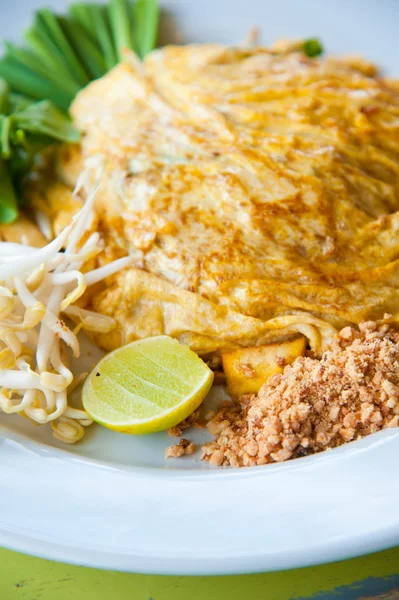 Plats nationaux thaïlandais, nouilles de riz sautés avec oeuf, légume — Photo