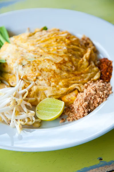 Mâncăruri naționale din Thailanda, tăiței de orez prăjiți cu ouă, legume — Fotografie, imagine de stoc