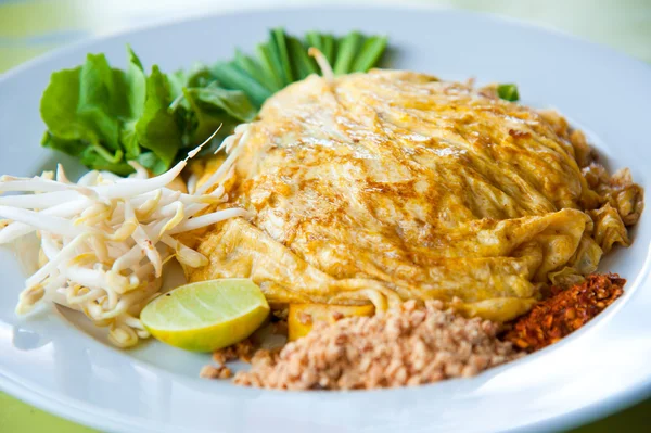Platos nacionales de Tailandia, fideos de arroz fritos con huevo, verduras — Foto de Stock