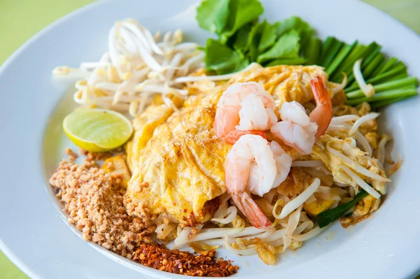 Plats nationaux thaïlandais, nouilles de riz sautés avec oeuf, légume — Photo