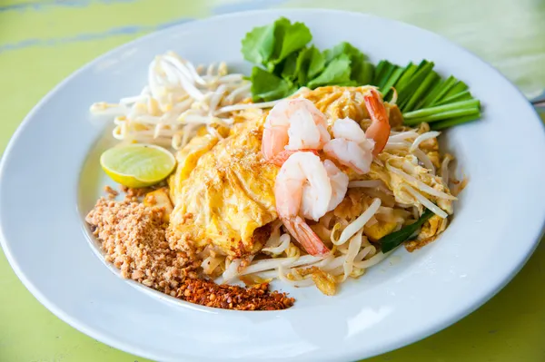 Εθνικά πιάτα της Ταϊλάνδης, το ρύζι ανακατεύετε-τηγανισμένα noodles με το αυγό, vegetabl — Φωτογραφία Αρχείου