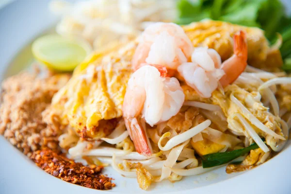 Platos nacionales de Tailandia, fideos de arroz fritos con huevo, verduras — Foto de Stock