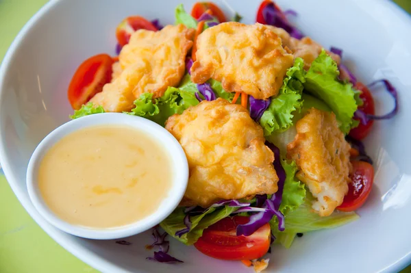 Délicieuse salade de poisson, légumes et sauce à tremper — Photo