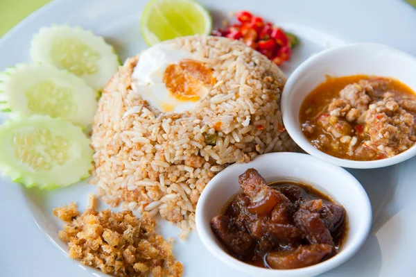 Вкусные блюда традиционной тайской кухни: жареный рис с соусом чили, свинина и с — стоковое фото