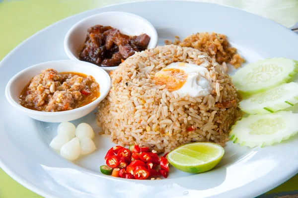 Lezzetli Tayland geleneksel gıda: kızarmış pilav chili sos, domuz eti ve s — Stok fotoğraf