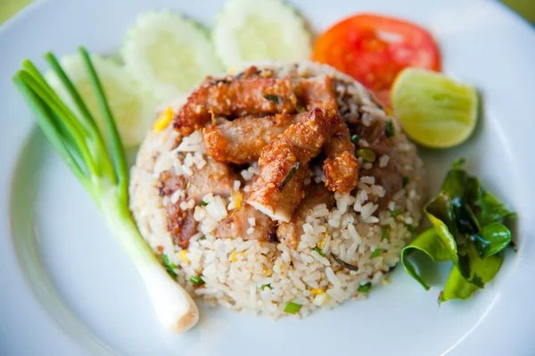 Delizioso riso fritto con carne di maiale e verdure fritte — Foto Stock