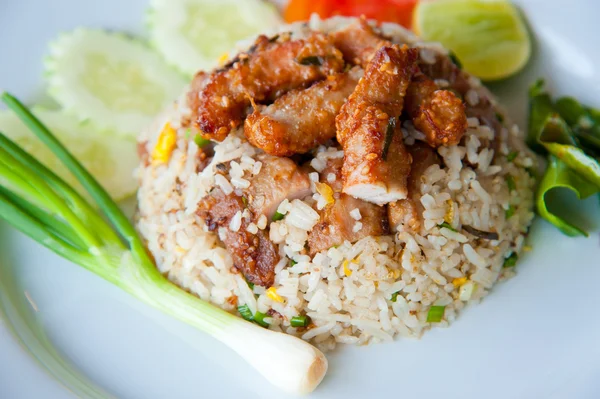 Deilig stekt ris med frityrstekt svinekjøtt og grønnsaker – stockfoto