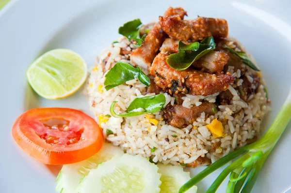 Вкусный жареный рис со свининой и овощами — стоковое фото