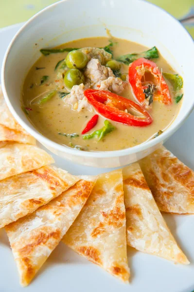 Kind of Indian food made of flour with chicken green curry : Traditional In — Stock Photo, Image