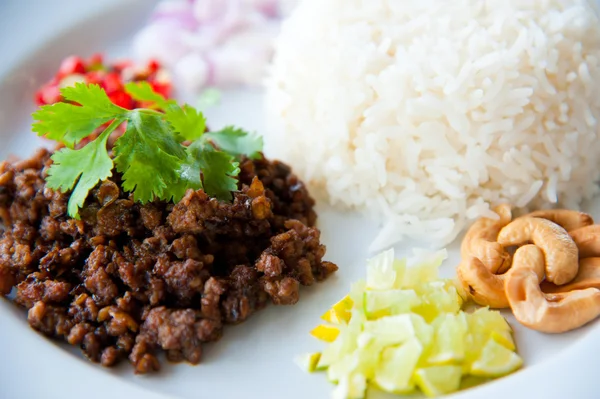 Heißer Reis mit gesalzenen Oliven, grünen Kräutern und Nüssen: leckeres traditionelles Essen — Stockfoto