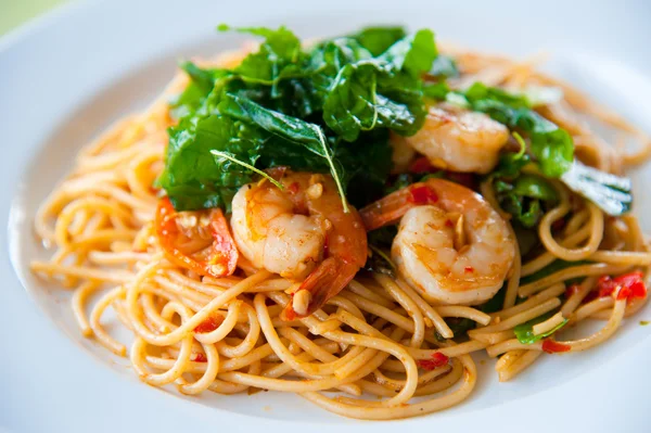 Chutné teplé a pikantní špagety se smetanou, sýrem a petrželkou zblízka — Stock fotografie