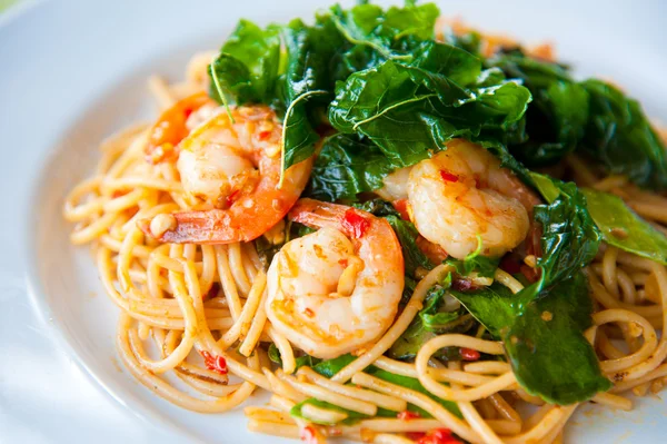 Chutné teplé a pikantní špagety se smetanou, sýrem a petrželkou zblízka — Stock fotografie