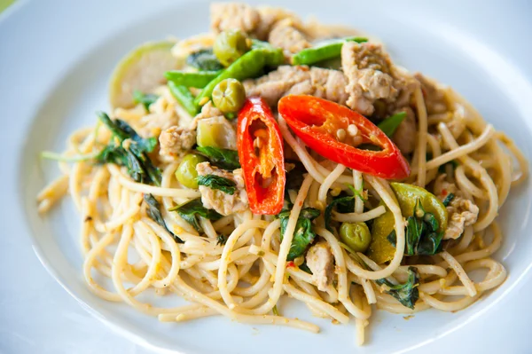 Chutné koření špagety s zelené kari, smetana, sýr a petržel zblízka — Stock fotografie