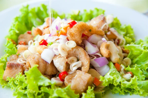 Thajské oblečený pikantní salát s bass, zelené bylinky a ořechy: vynikající jídlo — Stock fotografie
