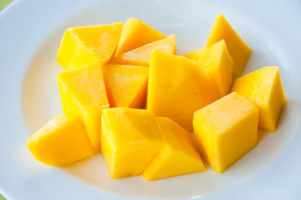 Mango beyaz çanak üzerinde: en popüler ve lezzetli Tay meyve
