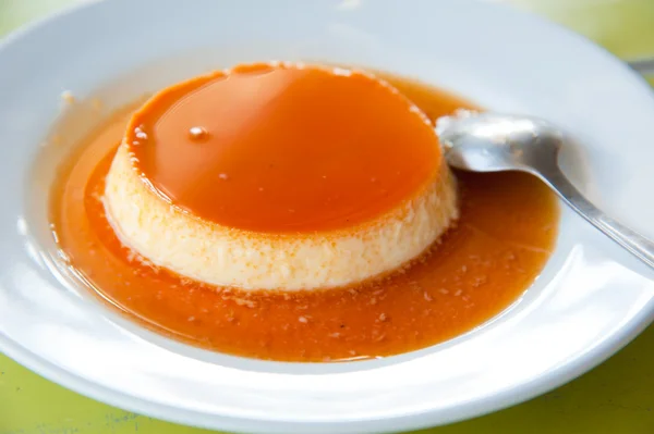 Deliziosa crema pasticcera alla vaniglia in salsa caramello — Foto Stock