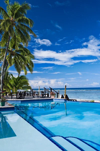Oändlig pool i en beach resort — Stockfoto