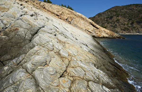 Βράχοι από το νερό ακτή — Φωτογραφία Αρχείου