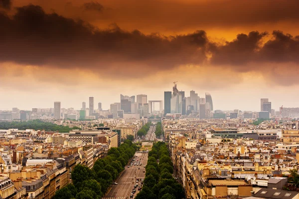 파리의 샹젤리제에 극적인 구름 이미지 — 스톡 사진