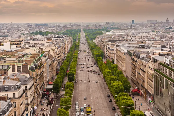 在巴黎香榭丽舍大街的中间上方的图像 — 图库照片