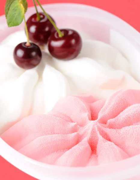 Jordbær og mælk is med tre kirsebær - Stock-foto