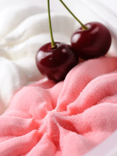 Jordgubbar och mjölk glass med två körsbär — Stockfoto