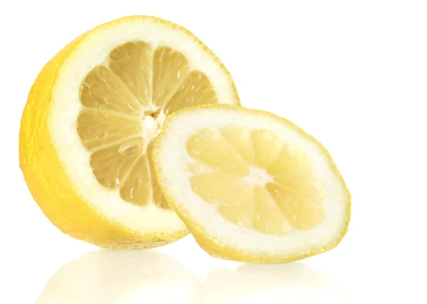 Вырезать лимон и его отражение в стеклянной поверхности — стоковое фото