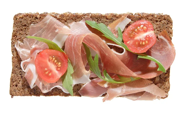Prosciutto, roka ve domates açık sandviç çok tahıl bre — Stok fotoğraf