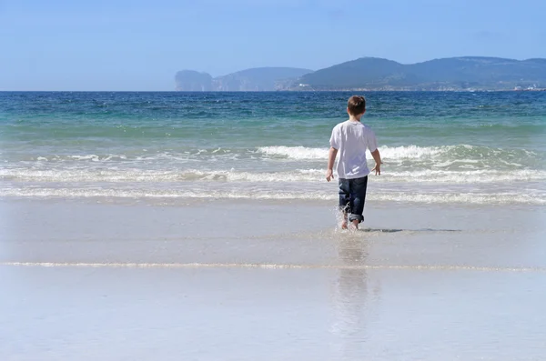 撒丁岛，白色沙质阿尔盖罗海滩上玩的小男孩, — 图库照片
