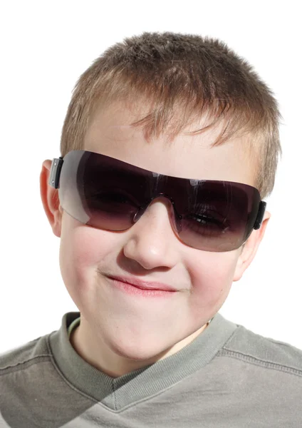 Chat cool - petit garçon dans de grandes lunettes de soleil — Photo