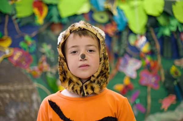 Маленький тигр (мальчик в костюме тигра на фоне "джунглей" ) — стоковое фото
