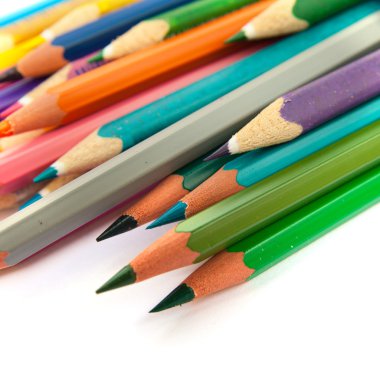 beyaz yüzey üzerinde renkli kalemler