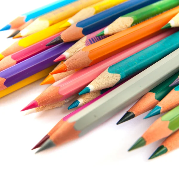 Цветные карандаши на белой поверхности — стоковое фото