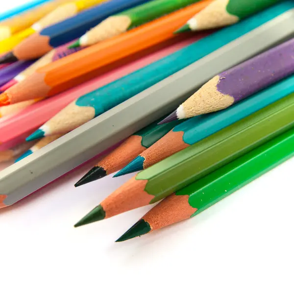 白い表面に色の鉛筆 — ストック写真