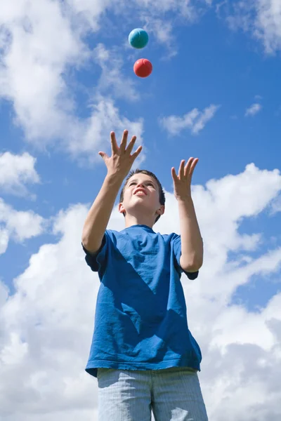 Learning to juggle (some motion blur) — Stock Photo, Image