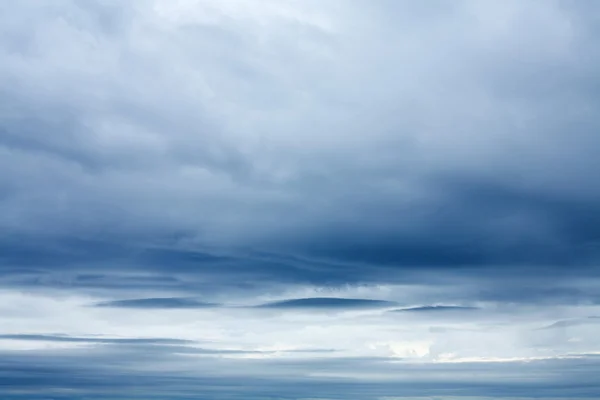 灰暗天空与风平滑的云彩 — 图库照片