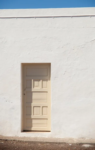 Arkitektoniska abstrakt - gräddfärgad dörr i en ljus vit wa — Stockfoto