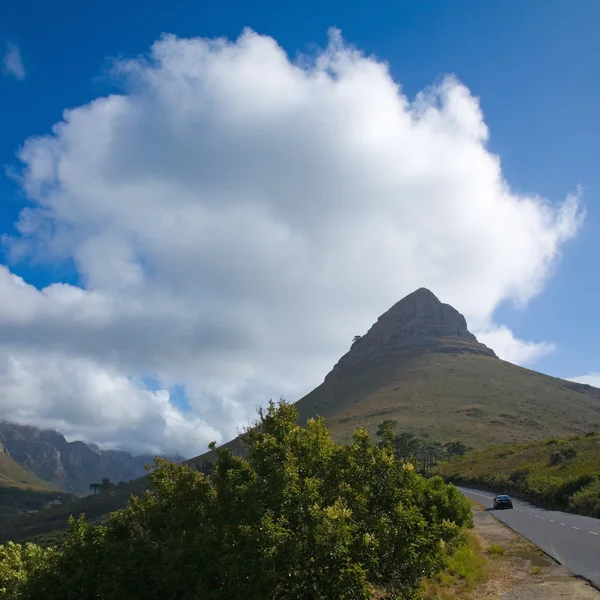 Lion's Head peak, as seen from the Road to Signal hill. Part of — Stock Photo, Image