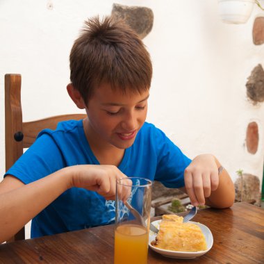 bir kafede bir kısmını tortilla yemeye tabaklanmış beyaz çocuk