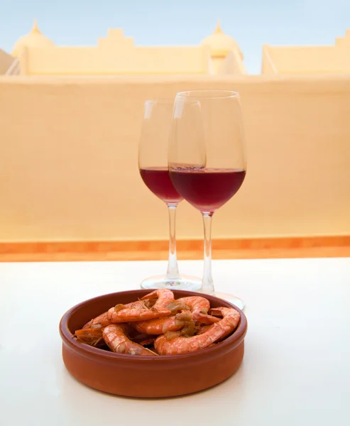 Два бокала очень темного охлажденного розового вина и терракотовое блюдо. — стоковое фото