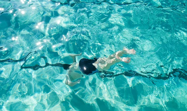 Chlapec potápění ve venkovním bazénu — Stock fotografie