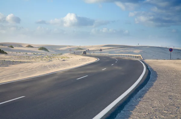 Road in dunes of Corralejo, fuerteventura — Stock Photo, Image