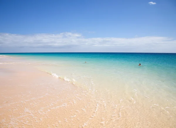 Due ragazzi in acqua, Fuerteventura, spiaggia costa sud — Foto Stock