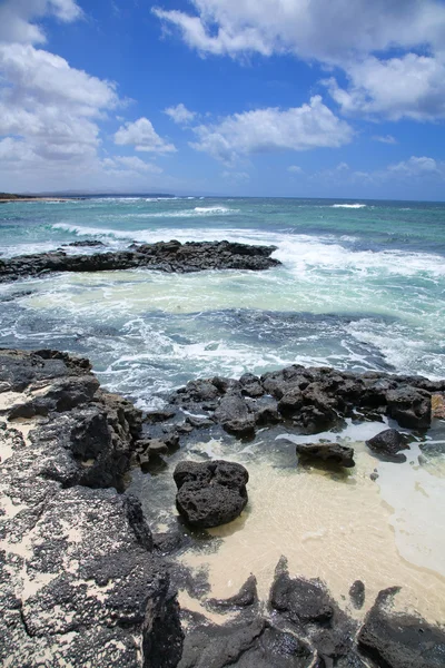 Fuerteventura, ilhas Canárias, bach de pedra vulcânica negra e — Fotografia de Stock