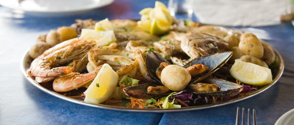 Basit bir lokantada balık tabağı — Stok fotoğraf