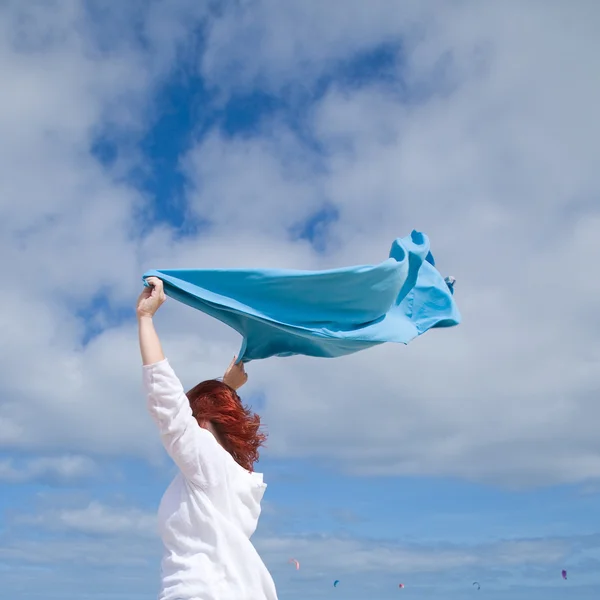 Женщина с ярко-рыжими волосами, держащая синее полотенце — стоковое фото