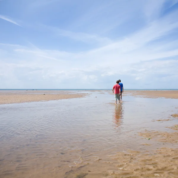 Två pojkar paddling i låg tiday, norfold, Storbritannien — Stockfoto