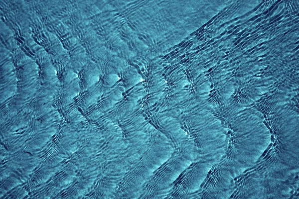 Shallow water background, toned blue — Stock Photo, Image