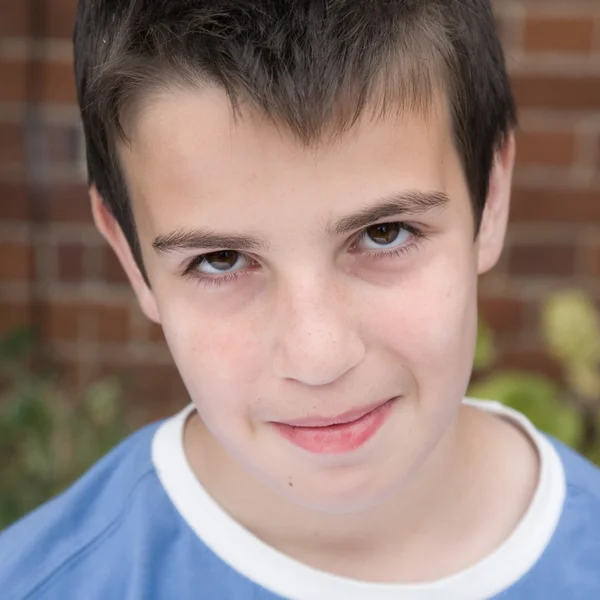 Bonito menino de doze anos sorrindo tímido — Fotografia de Stock